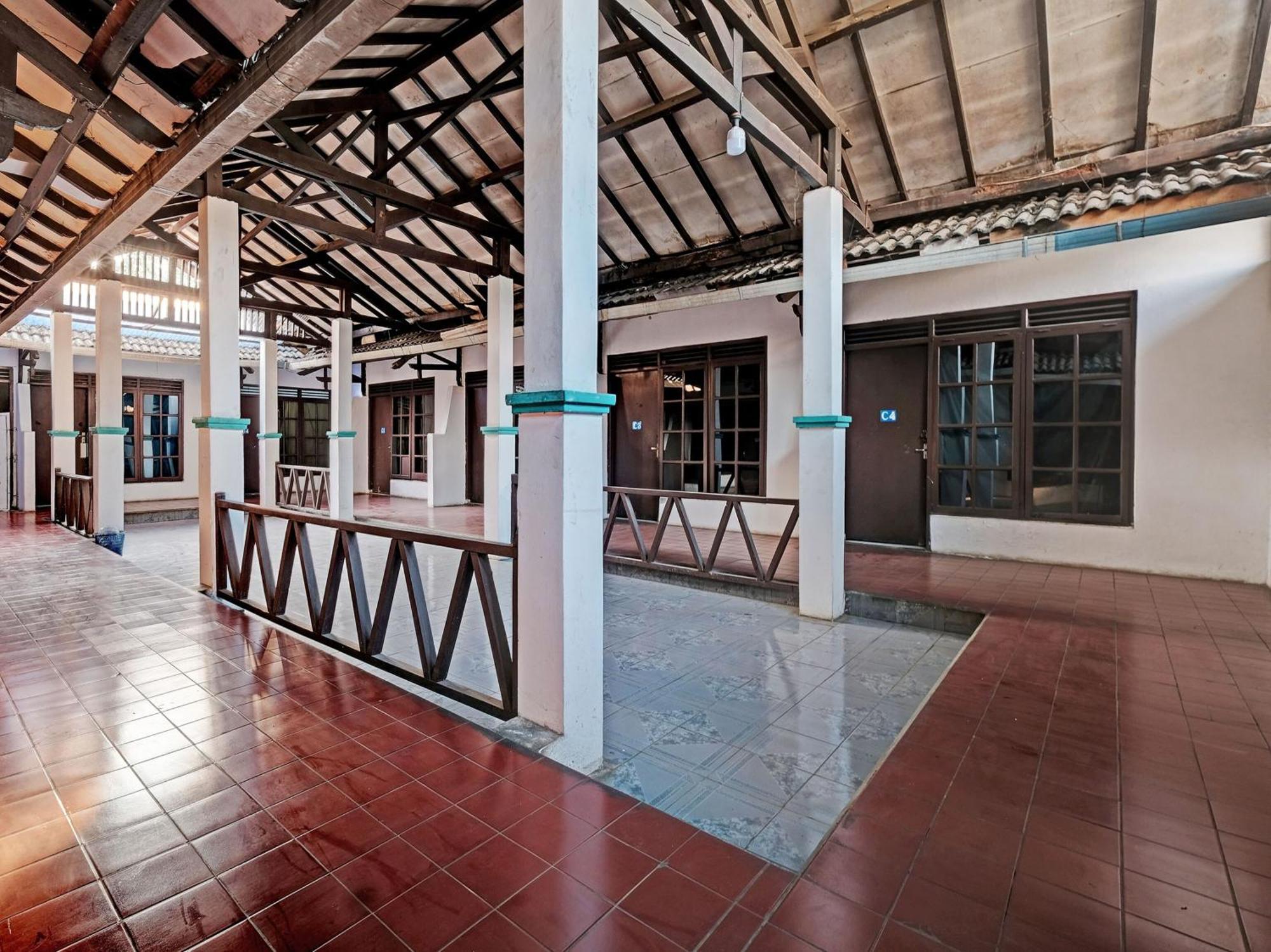 Spot On 92983 Hotel Ayu Semarang Exteriör bild